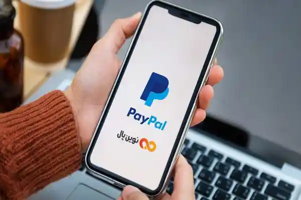 فردی که موبایل در دست دارد و لوگوی paypal